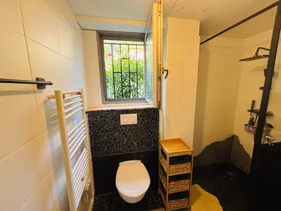 a small bathroom with a toilet and a window at Magnifique studio avec terrasse et jardin in Nice
