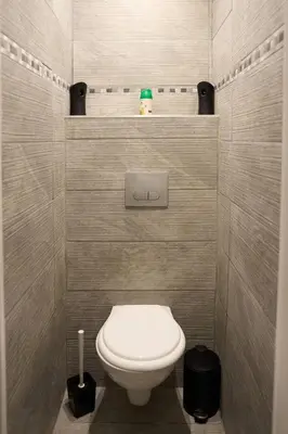 a bathroom with a white toilet in a room at Appartement 3 pièces Nice-Ouest in Nice
