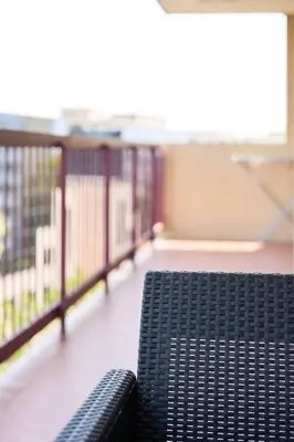 a black bench sitting on top of a balcony at Appartement 3 pièces Nice-Ouest in Nice