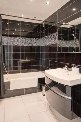 a bathroom with a tub and a sink and a bath tub at Appartement Moderne 4 pièces Nice-Ouest in Nice