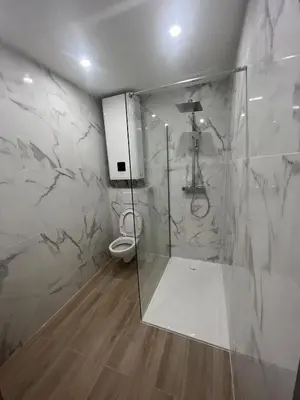 a bathroom with a shower and a toilet at Appartement-Centre ville -Climatisé-Terrasse-Parking in Cagnes-sur-Mer