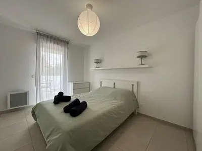 a living room with a couch and a table at Spacieux T2 à 150m Des Plages in Cagnes-sur-Mer
