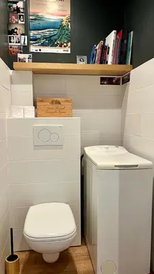 a bathroom with a toilet and a shelf with books at Bel appartement 2 pièces à Nice in Nice