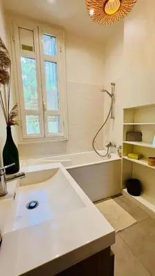 a bathroom with a sink and a bath tub at Bel appartement 2 pièces à Nice in Nice