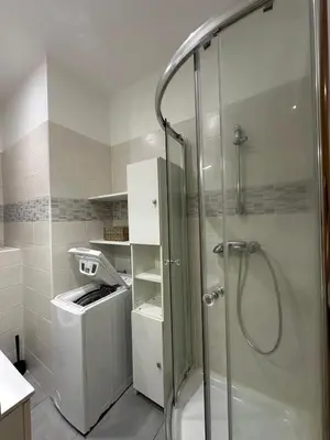 a shower in a bathroom with a glass shower stall at Nice Jussieu 2 pièces entièrement rénové in Nice