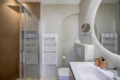 a bathroom with a shower and a sink at Grand appartement Centre de Nice in Nice