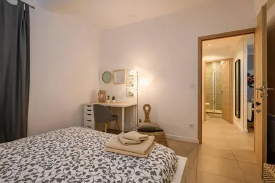 a bedroom with a bed and a desk and a chair at Le Trendy, plein centre avec climatisation in Nice
