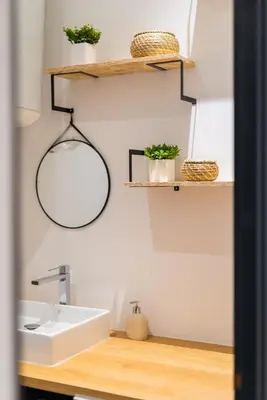 a bathroom with a sink and a mirror at L'Atelier, loft confortable dans la vieille ville, avec climatisation in Nice