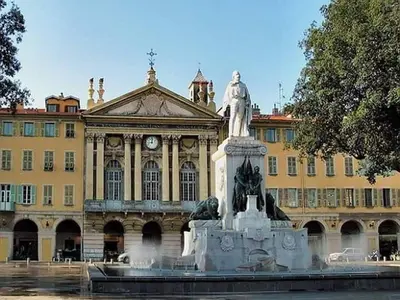 a fountain in front of a large building with a statue at Charmant petit 2 pieces dans la vieille ville in Nice
