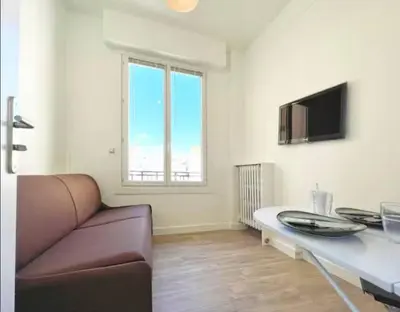 a living room with a couch and a table at Lumineux studio proche Jean Medecin in Nice