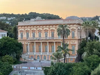 a large building with palm trees in front of it at Mer à 5 minutes et vue splendide! in Nice