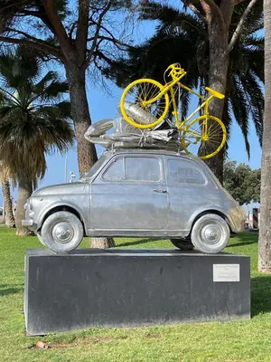 an old car with a bike on top of it at Mer à 5 minutes et vue splendide! in Nice