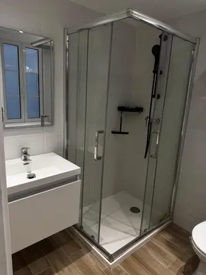 a bathroom with a shower and a sink at Appartement confort au cœur de Nice in Nice