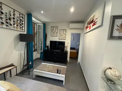 a living room with a couch and a table at Agreable 2 pièces Nice liberation in Nice
