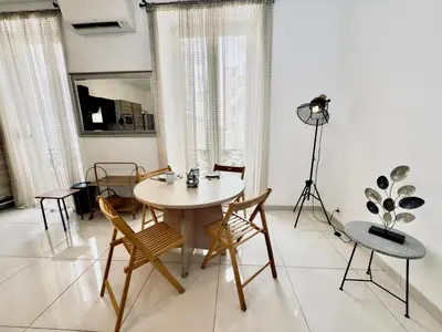 a dining room with a table and chairs at Ze Perfect Place - Centre - Durandy - 2 Chb - AC in Nice
