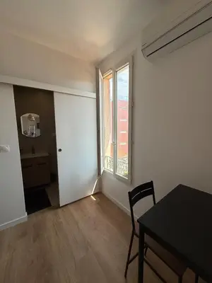a dining room with a table and a window at Studio Nice proximité du port in Nice