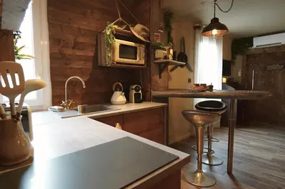 a kitchen with a sink and a microwave at Suite des aventuriers - Expérience Unique & Atypique à Nice proche du centre in Nice