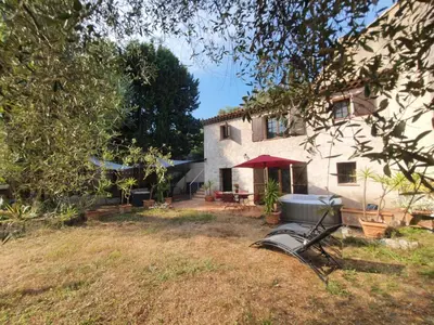 a yard with a bench in front of a house at A la campagne aux portes de Nice in Falicon