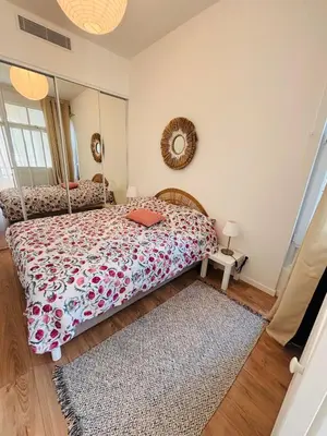 a bedroom with a bed and a rug at Appartement 1 chambre - grande terrasse in Nice