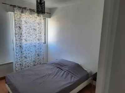 a small bedroom with a bed and a window at Appartement 3 chambres spacieux prés des plages à Nice in Nice