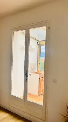a door with a window in a room at Sublime T3 havre de paix rénové climatisé Parking in Nice