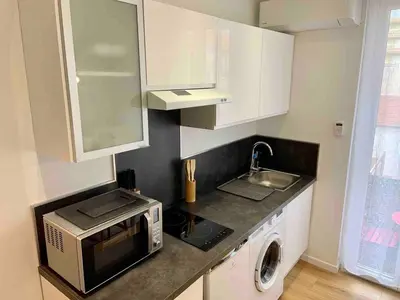 a small kitchen with a microwave and a sink at Magnifique studio Centre-ville in Nice