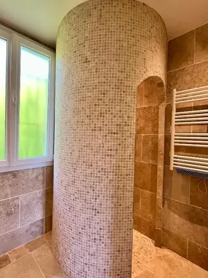 a shower with a shower head in a bathroom at Magnifique 3 pièces 300 m plage jardin Parking in Cagnes-sur-Mer
