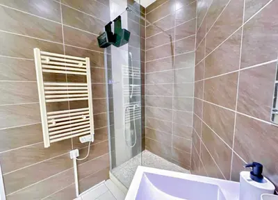 a bathroom with a shower and a sink at Libération - Centre - Charmant Studio Balcon Clim in Nice