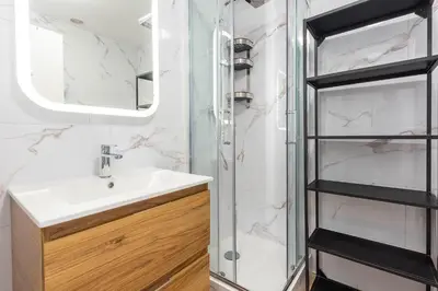a bathroom with a sink and a shower at Grand studio 4 couchages quartier Musiciens in Nice