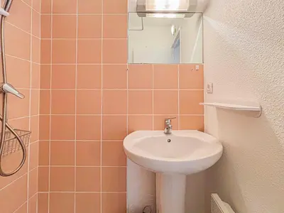 a bathroom with a sink and a mirror at Etudiants Port - Riquier- Wifi, 2 pers in Nice