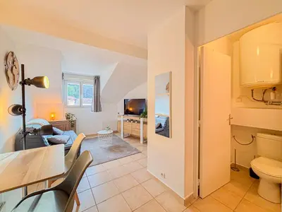 a living room with a kitchen and a dining room at Etudiants Port - Riquier- Wifi, 2 pers in Nice