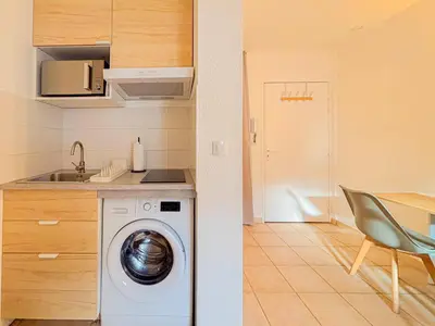 a kitchen with a washing machine in a kitchen at Etudiants Port - Riquier- Wifi, 2 pers in Nice