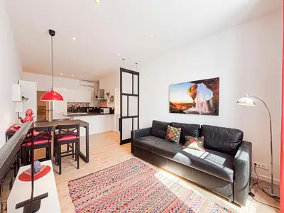 a bedroom with a bed and a window at Stalingrad - Wifi, AC, 4pers in Nice