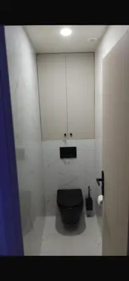 a bathroom with a black toilet in a room at Nice in Nice