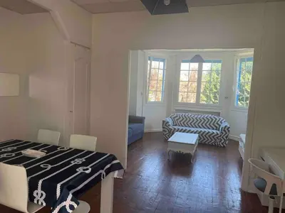 a room with a bed and a couch in it at Appartement spacieux proche mer idéalement situé in Cagnes-sur-Mer