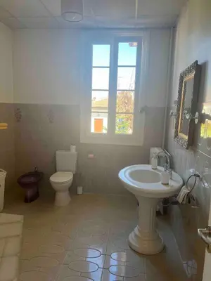 a bathroom with a sink and a toilet at Appartement spacieux proche mer idéalement situé in Cagnes-sur-Mer