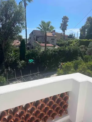 a view of a house from a balcony at Appartement spacieux proche mer idéalement situé in Cagnes-sur-Mer