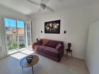 a living room with a purple couch and a table at Arty & Chic à Nice in Nice