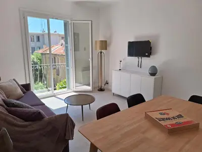 a living room with a couch and a table at Arty & Chic à Nice in Nice