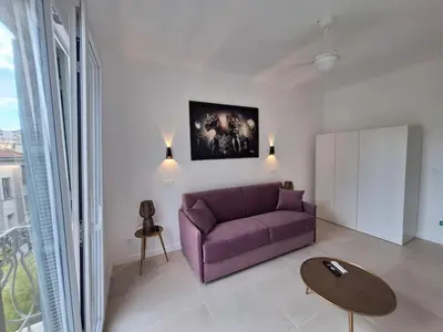 a living room with a purple couch and a table at Arty & Chic à Nice in Nice