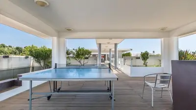 a ping pong table on the balcony of a house at 2P pour 4 personnes grande terrasse avec lit parapluie piscine sur le toit et parking en sous-sol in Cagnes-sur-Mer