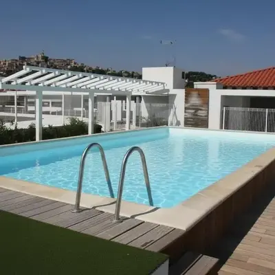 2P pour 4 personnes grande terrasse avec lit parapluie piscine sur le toit et parking en sous-sol