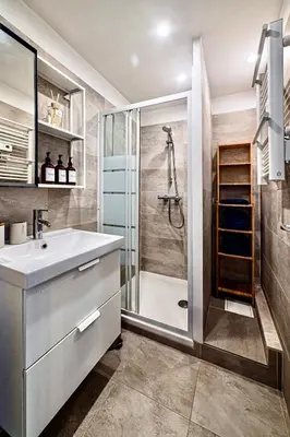 a bathroom with a sink and a shower at Studio rénové à deux pas de la mer et commerces in Cagnes-sur-Mer