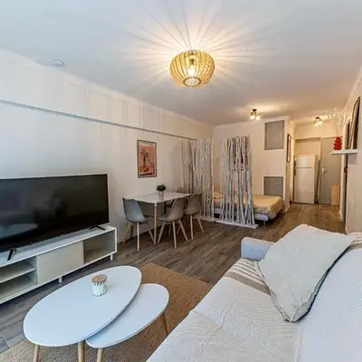 Studio rénové à deux pas de la mer et commerces
