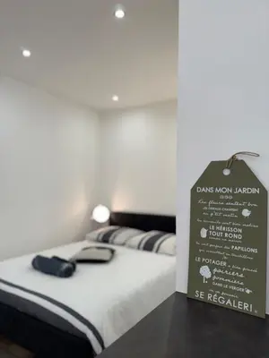 a sign that says davis new laneland be requidian on a bed at Charmant studio en centre de Nice in Nice