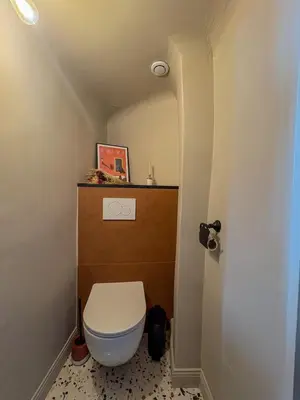 a bathroom with a toilet in a small room at Charmant 2 pièces rénové avec vue mer in Villefranche-sur-Mer