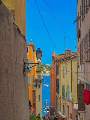 a view of the ocean from between two buildings at Charmant 2 pièces rénové avec vue mer in Villefranche-sur-Mer