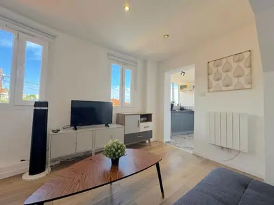a living room with a tv and a coffee table at ⁂ Cocon ensoleillé proche de la plage in Nice