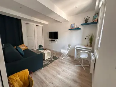 a small living room with a couch and a desk at Appartement rénové Vieux Nice in Nice