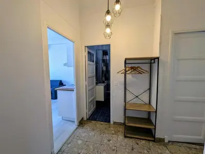 a hallway with a door and a shelf in a room at Bel appartement proche centre 15 minutes in Nice